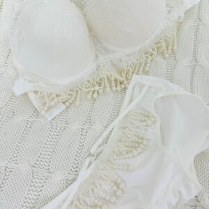 طقم داخلي لعروس باللون الأبيض باضافه اللولو الساحر